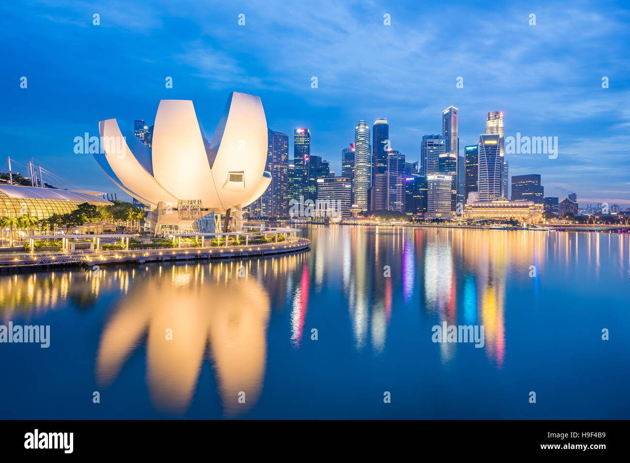 Paesaggio di Singapore dello skyline della città di notte. Foto Stock