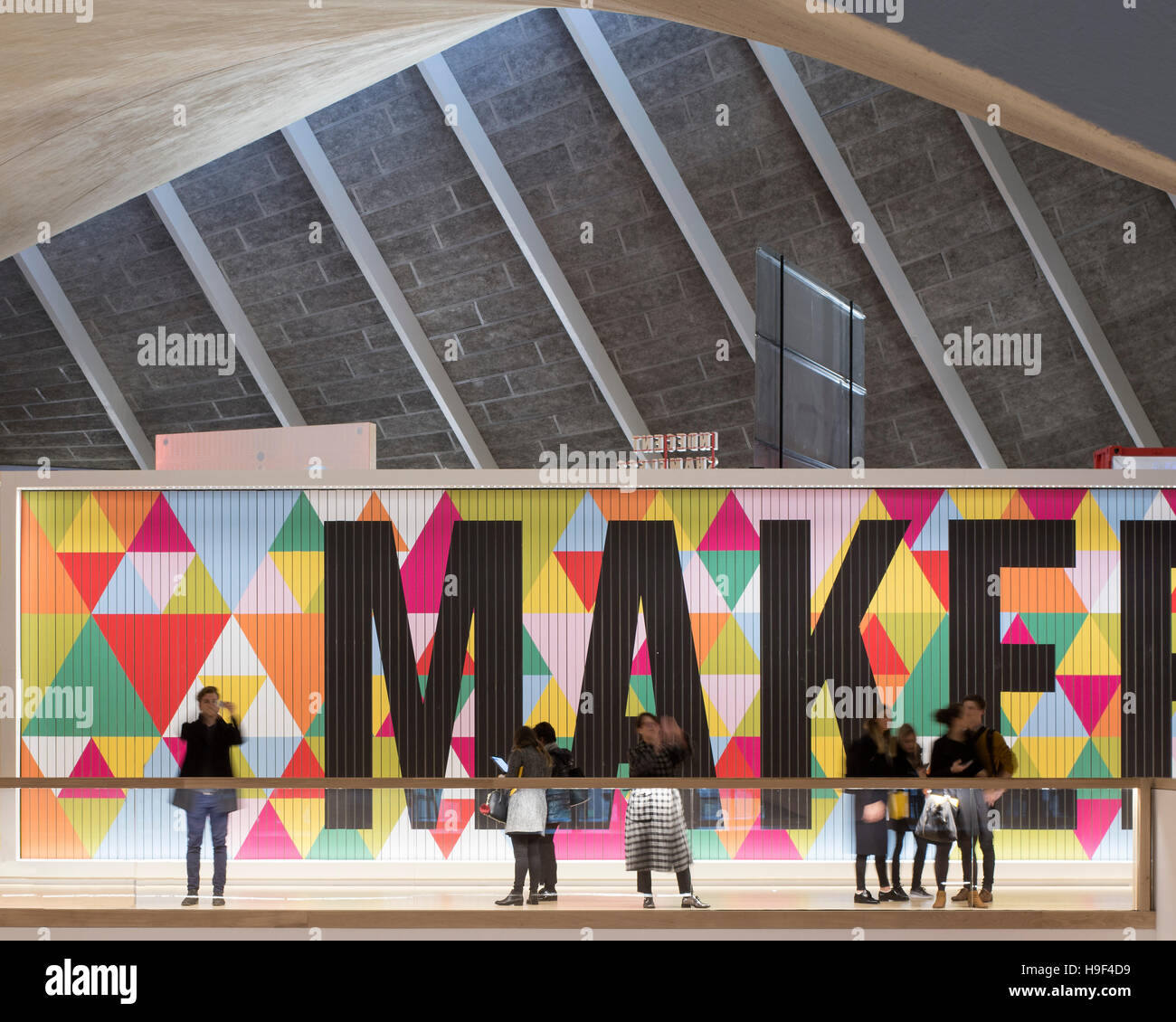 Dettaglio del display di arte e tetto. Design Museum di Londra, Regno Unito. Architetto: John Pawson, 2016. Foto Stock