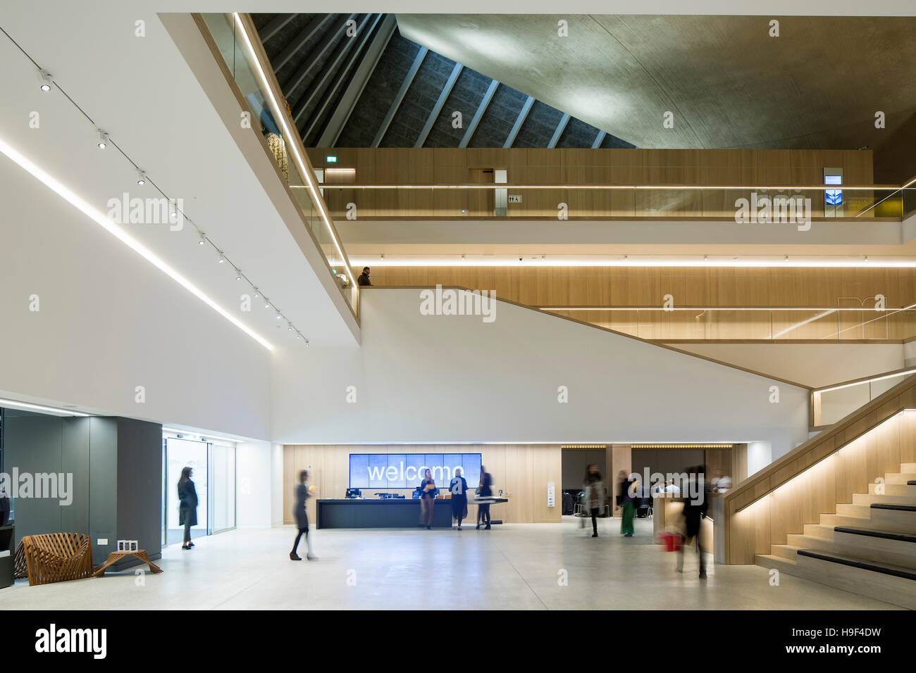 Vista interna di atrium dal piano terra. Design Museum di Londra, Regno Unito. Architetto: John Pawson, 2016. Foto Stock