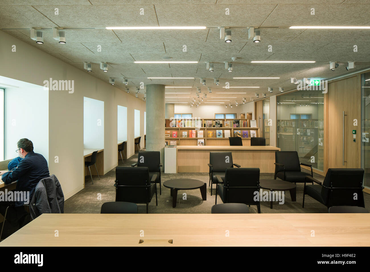 Vista interna della libreria. Design Museum di Londra, Regno Unito. Architetto: John Pawson, 2016. Foto Stock