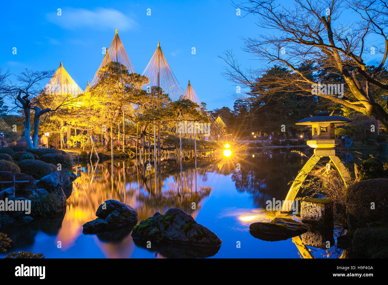 Luce di giardino Kenrokuen e il Castello di Kanazawa Park a Kanazawa, Giappone. Foto Stock