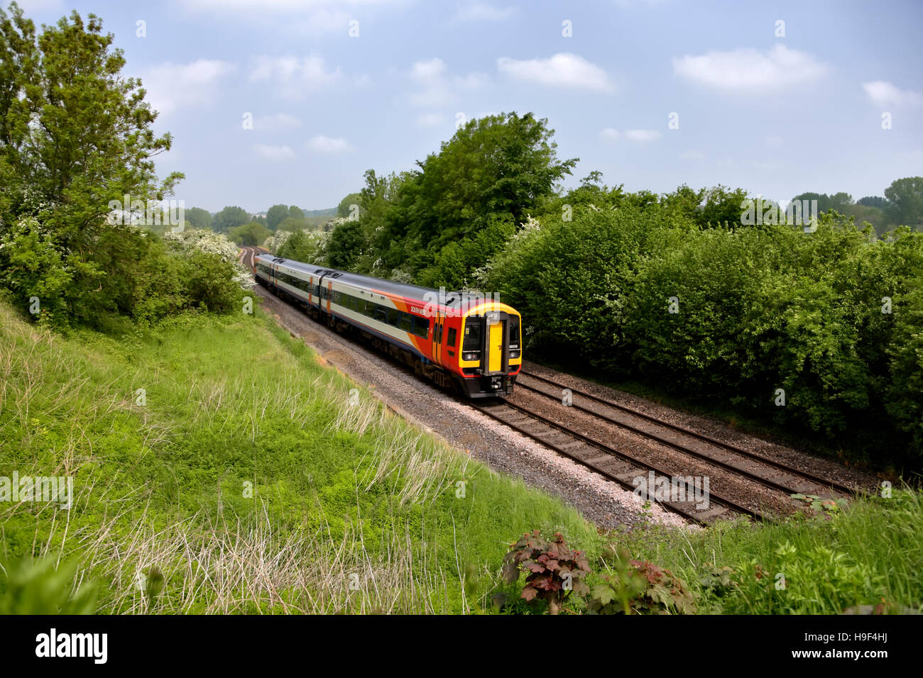 La British Rail Class 159 treno DMU nel sud-ovest della livrea treni passa Sherrington nel Wiltshire come teste verso Warminster, UK. Foto Stock