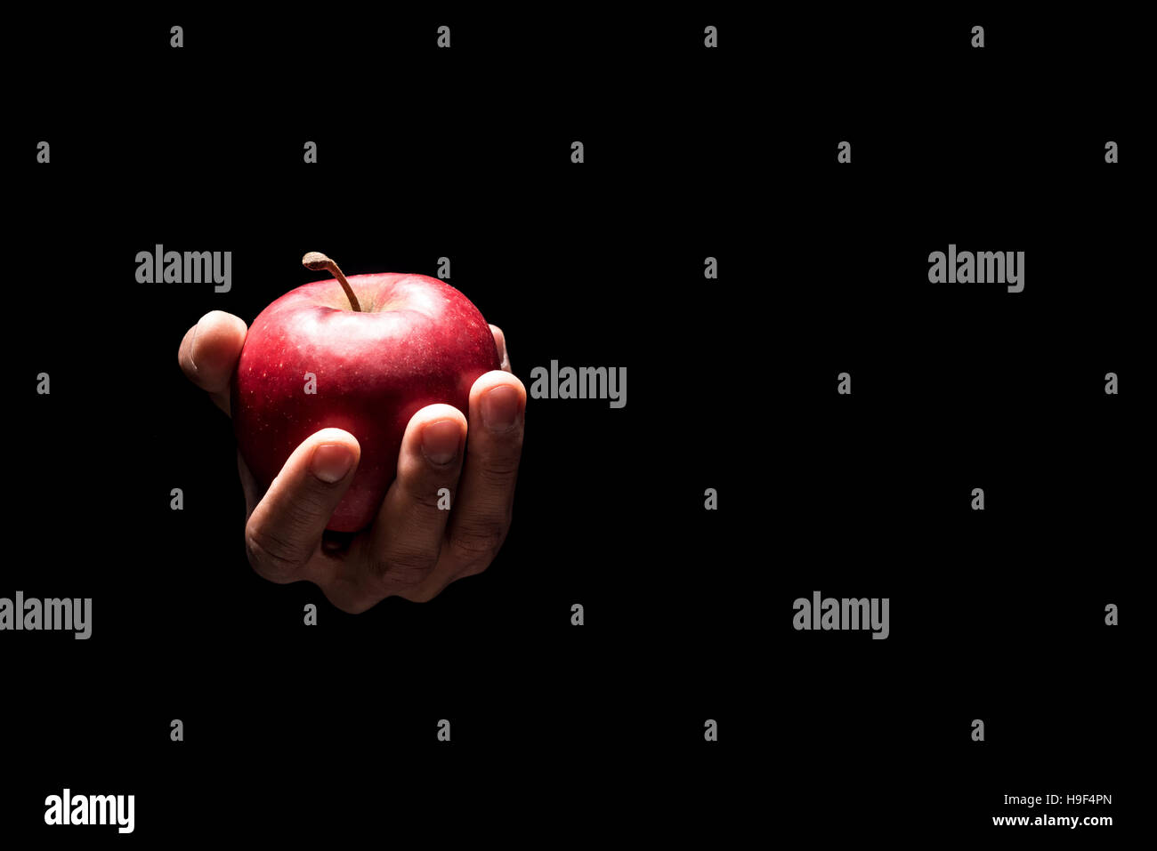Close up del mans mani tenendo un Apple Foto Stock