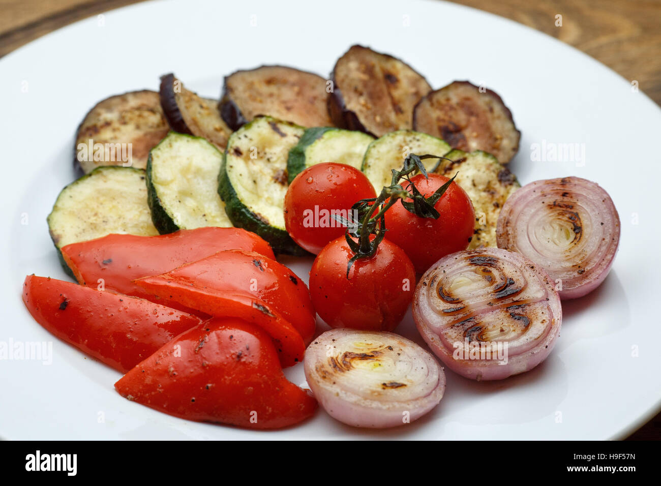 Verdure grigliate: cipolla Pomodori Peperoni Melanzane Foto Stock