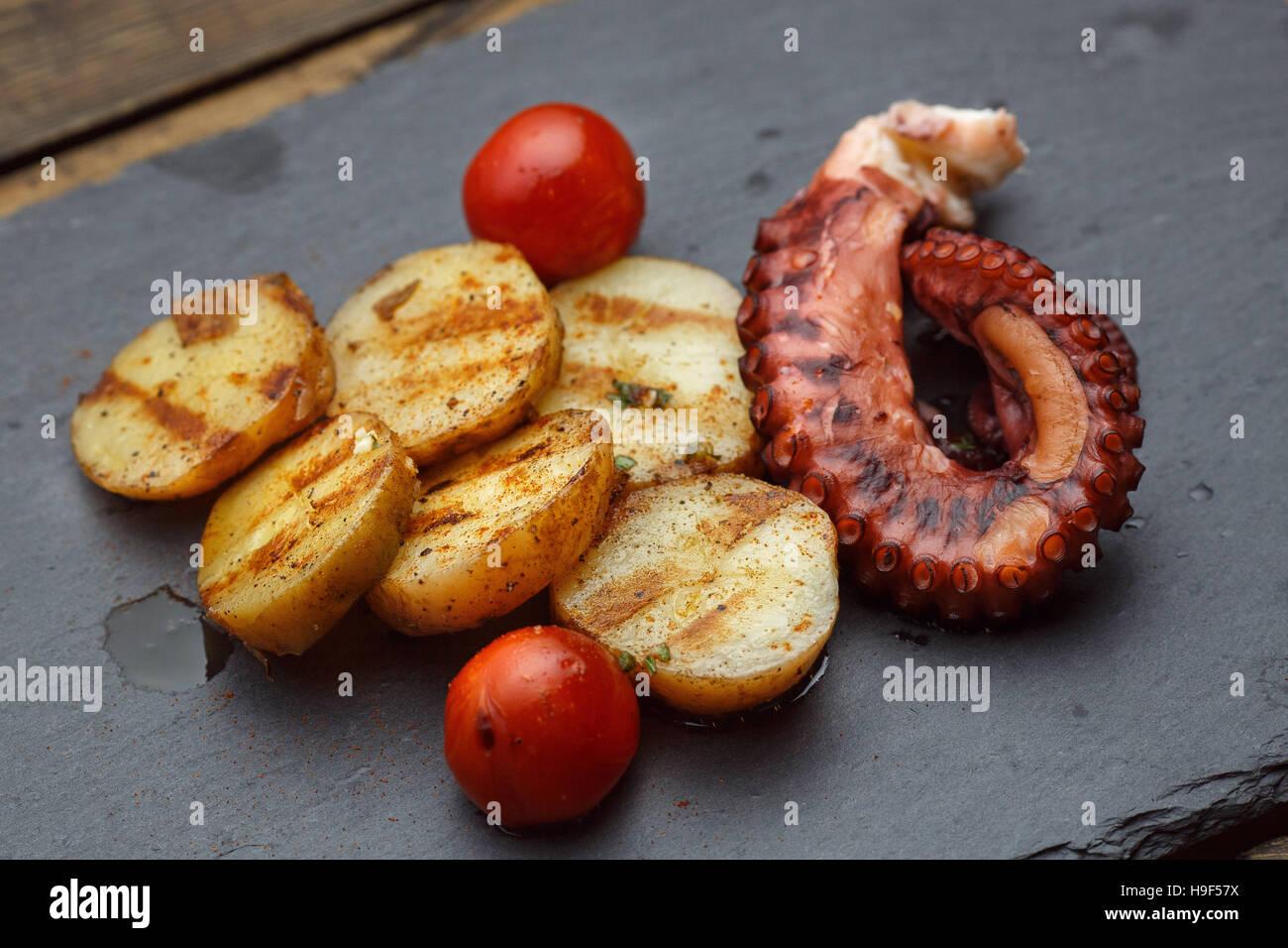 Grigliata di patate con frutti di mare polpo Foto Stock