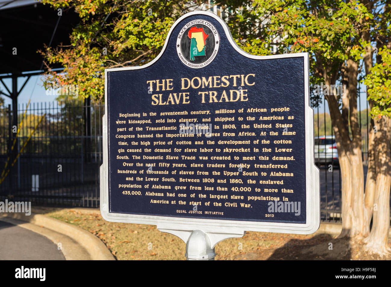 Un marcatore storico riassume la nazionale del commercio di schiavi vicino Union Station in Montgomery, Alabama. Foto Stock