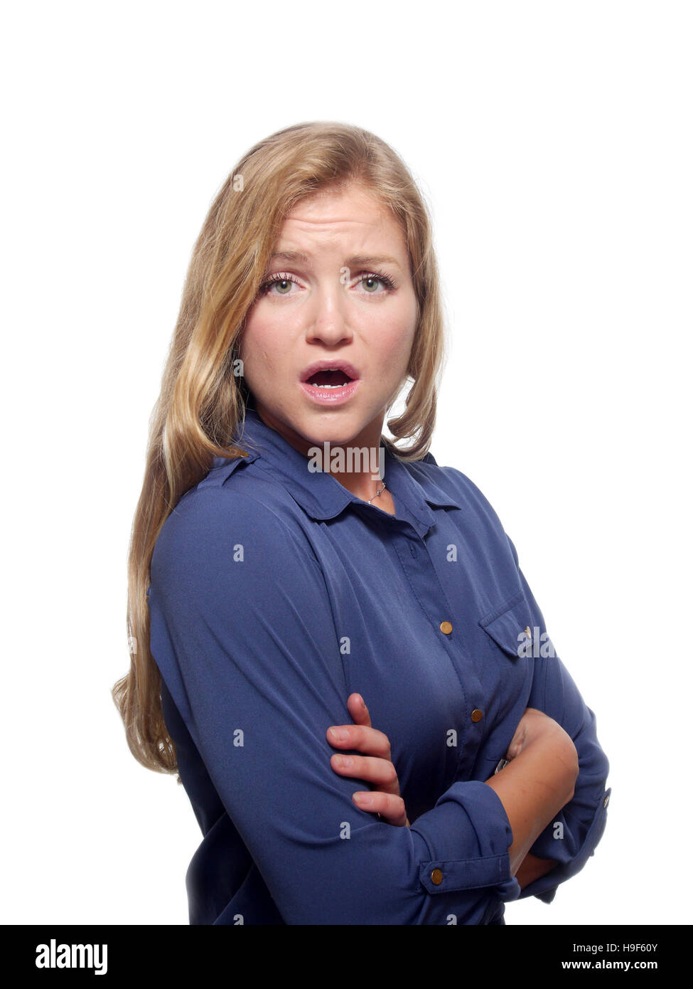 Una immagine di una sorpresa donna bionda che guarda sulla fotocamera su uno sfondo bianco. Foto Stock