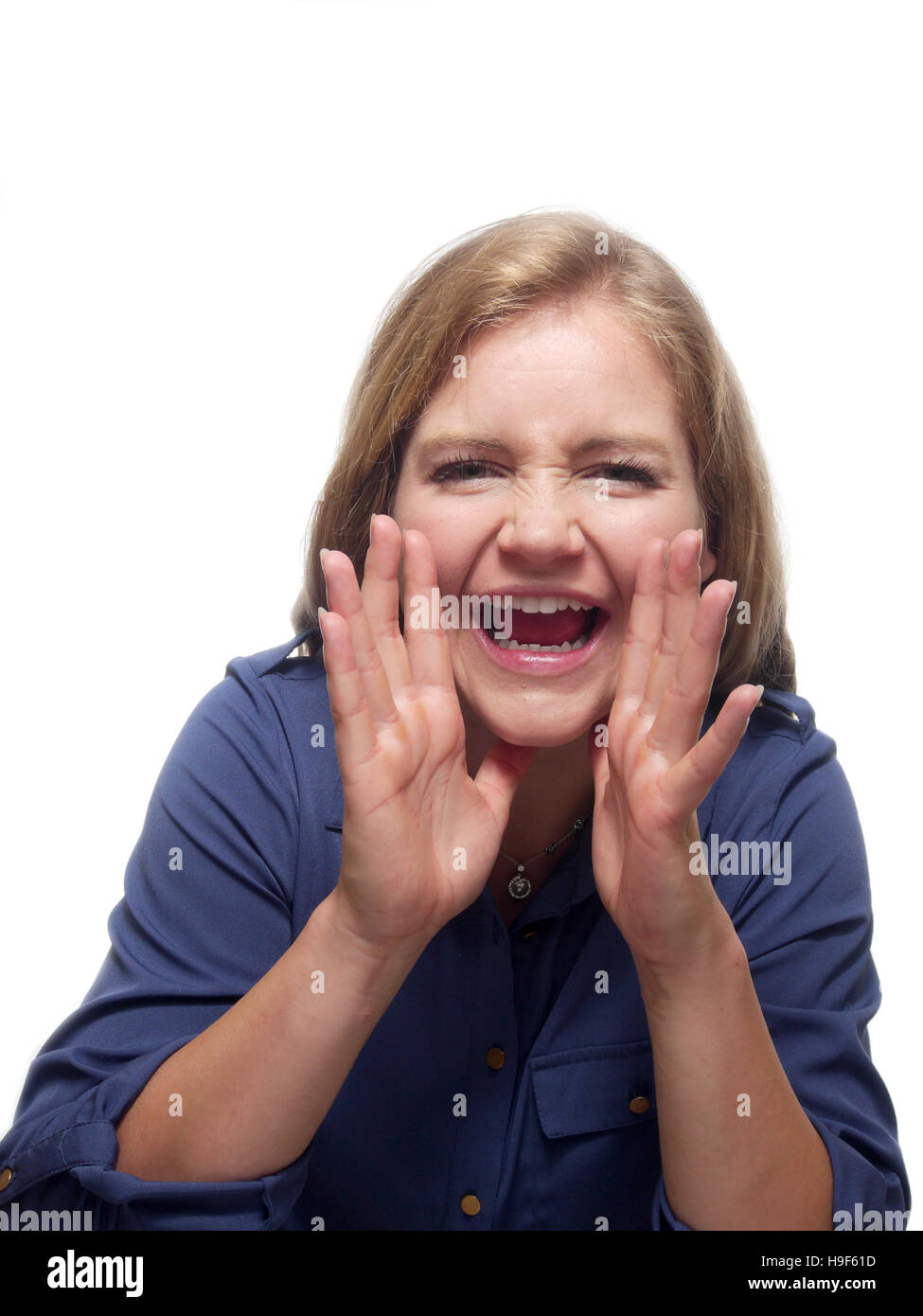 Una donna bionda è gridare a voce alta. Foto Stock