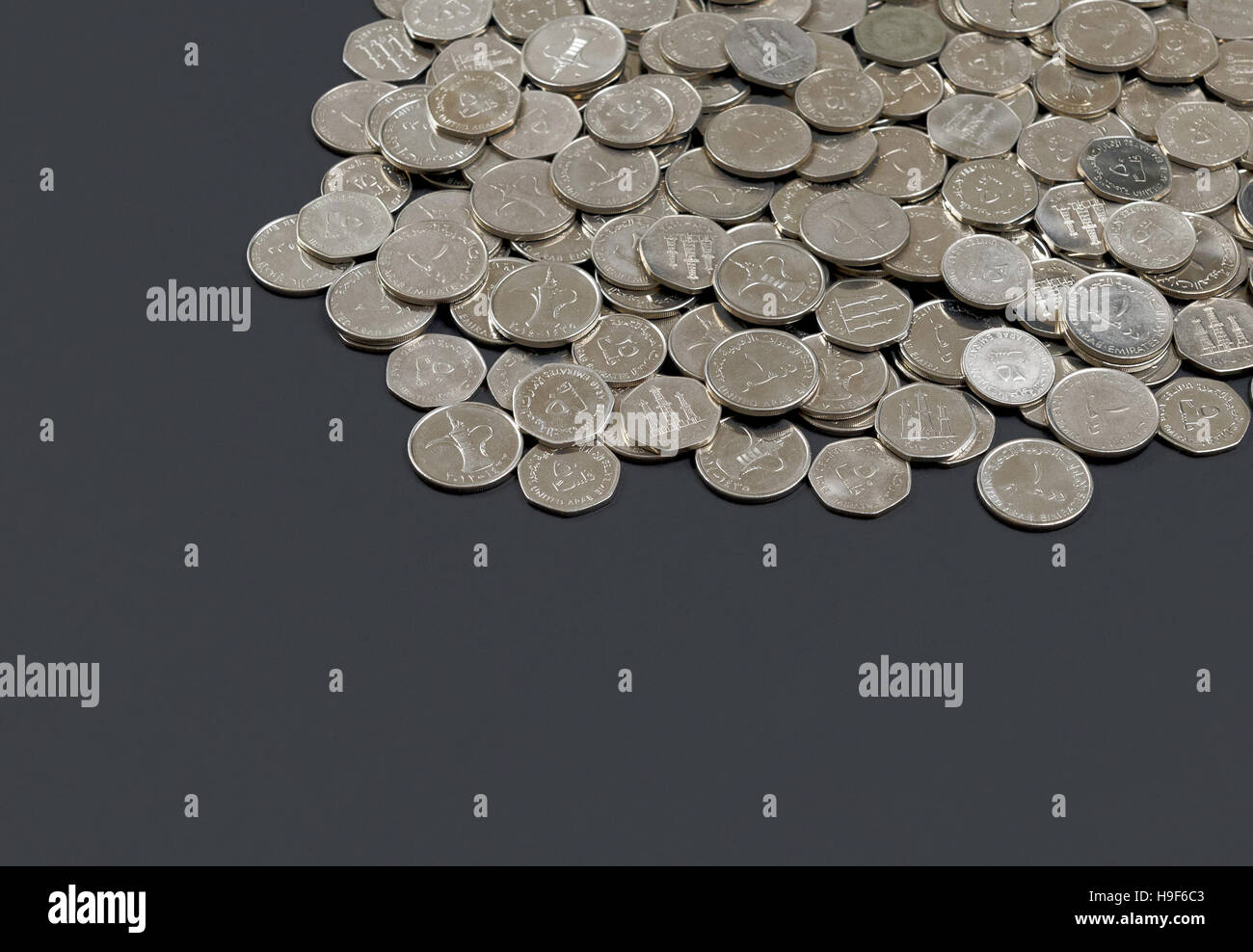 Pila di dirham monete su sfondo scuro Foto Stock