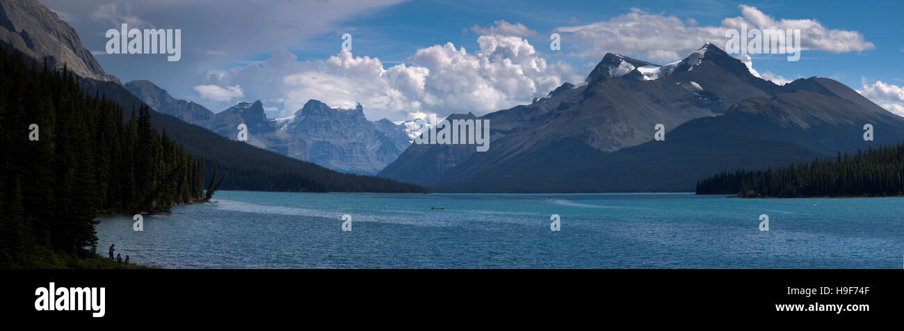 Il Lago Maligne panorama sulle montagne del parco di Jasper in Canada Foto Stock