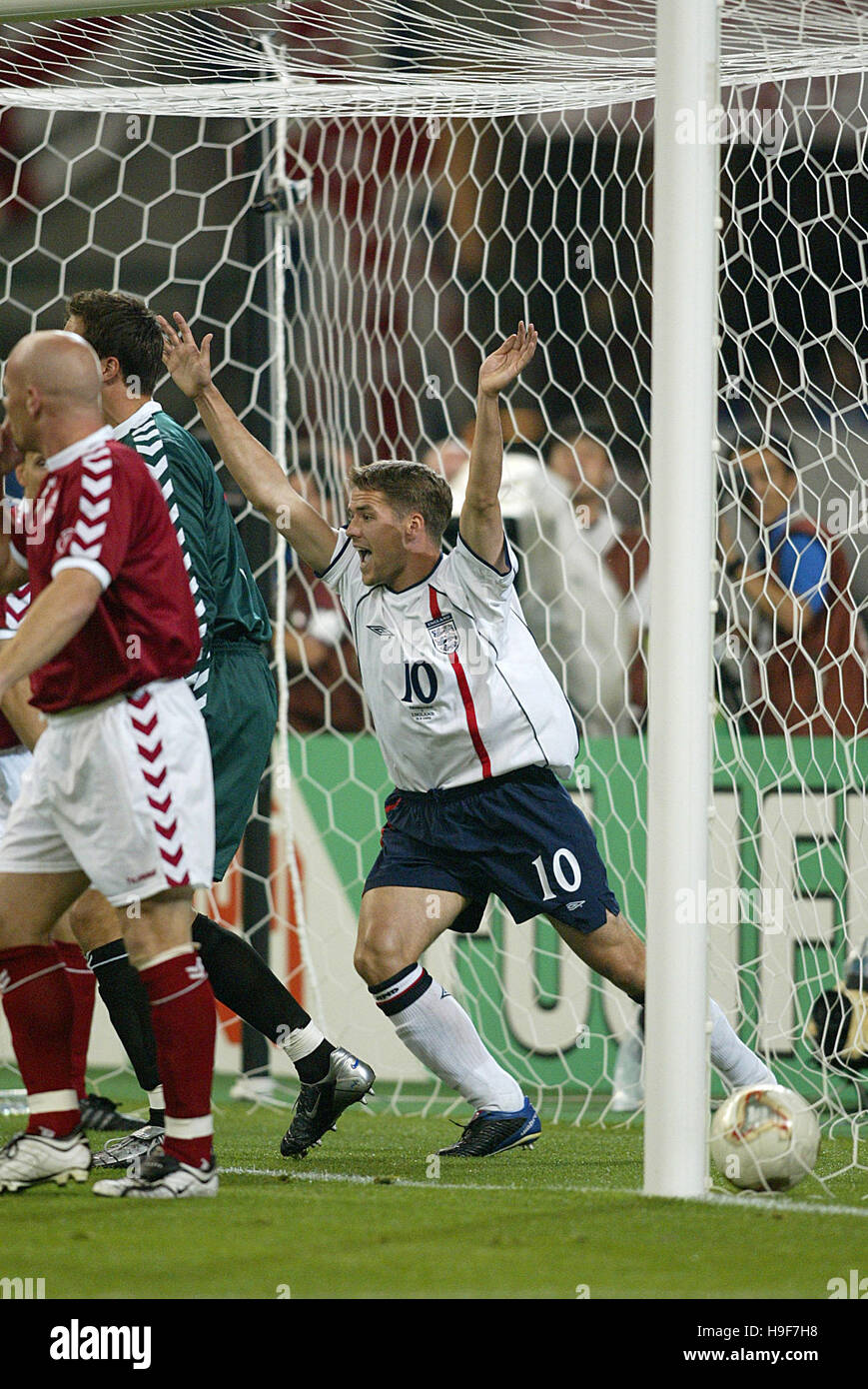 MICHAEL OWEN CELEBRA IL TRAGUARDO DANIMARCA V INGHILTERRA grande stadio SWAN Niigata Giappone 15 Giugno 2002 Foto Stock