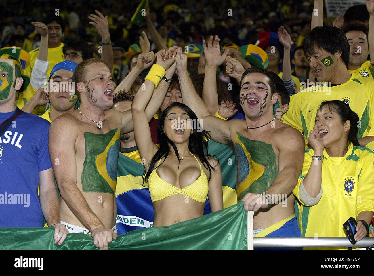 Tifosi BRASILIANI WORLD CUP GIAPPONE 2002 SAITAMA STADIUM SAITAMA GIAPPONE 26 Giugno 2002 Foto Stock