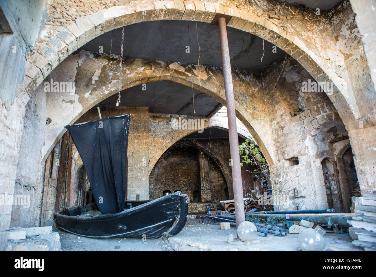 Barca sotto antiche arcate in vecchia Jaffa Foto Stock