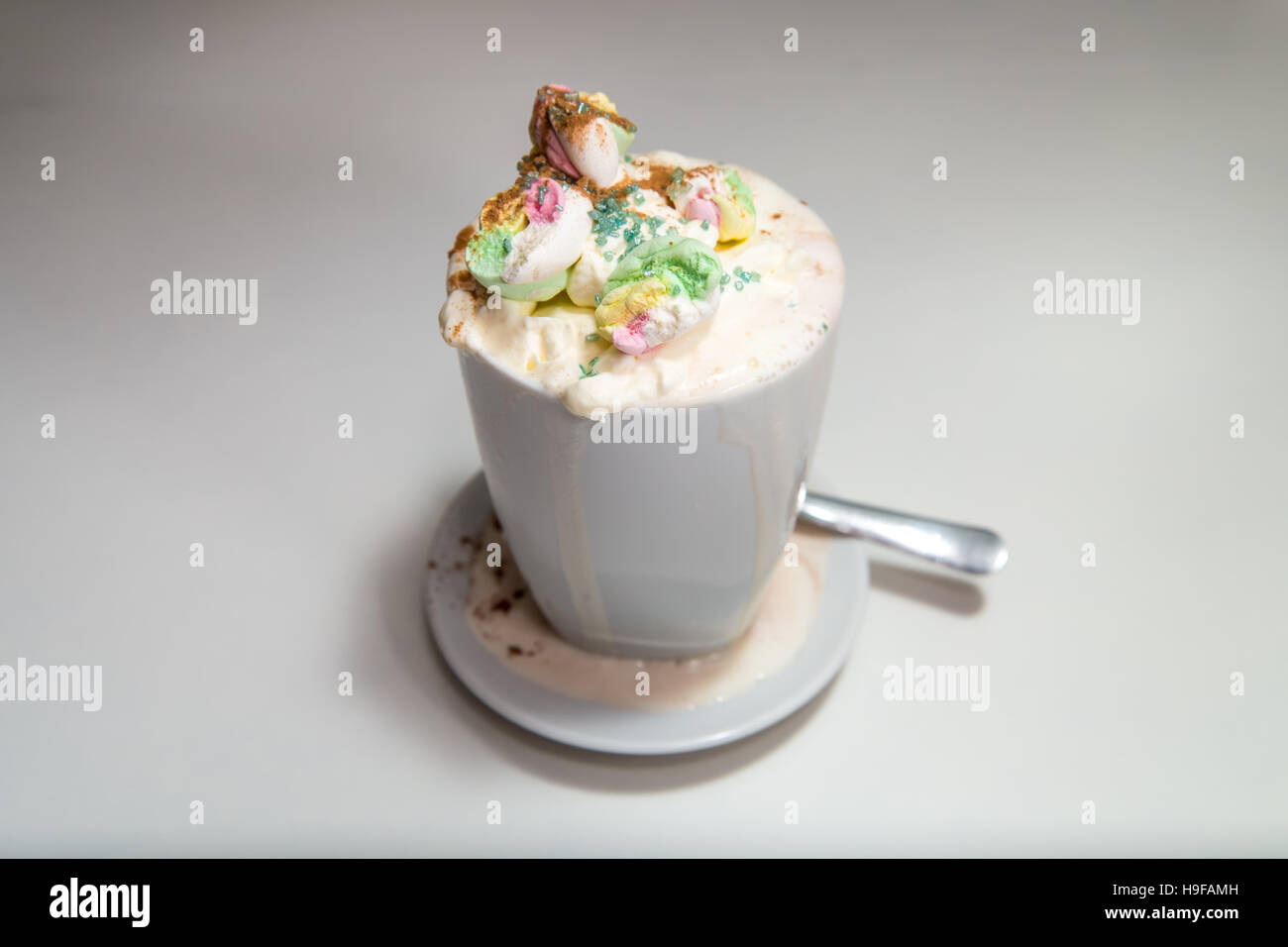 Un gustoso cioccolato caldo con un sacco di panna montata e marshmallows. Foto Stock