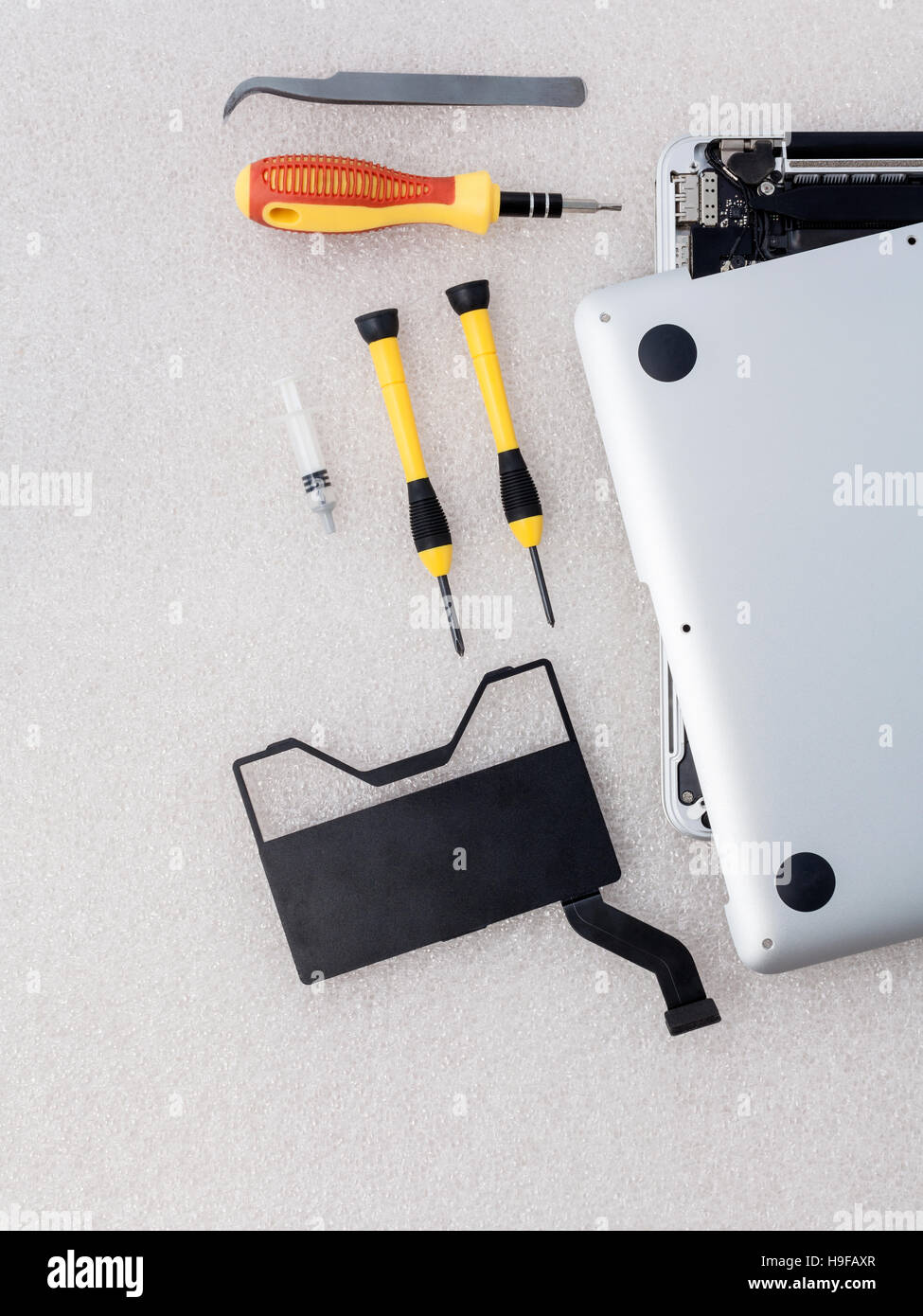 Supporto tecnico di parte di aggiornamento e fissaggio di laptop. Foto Stock