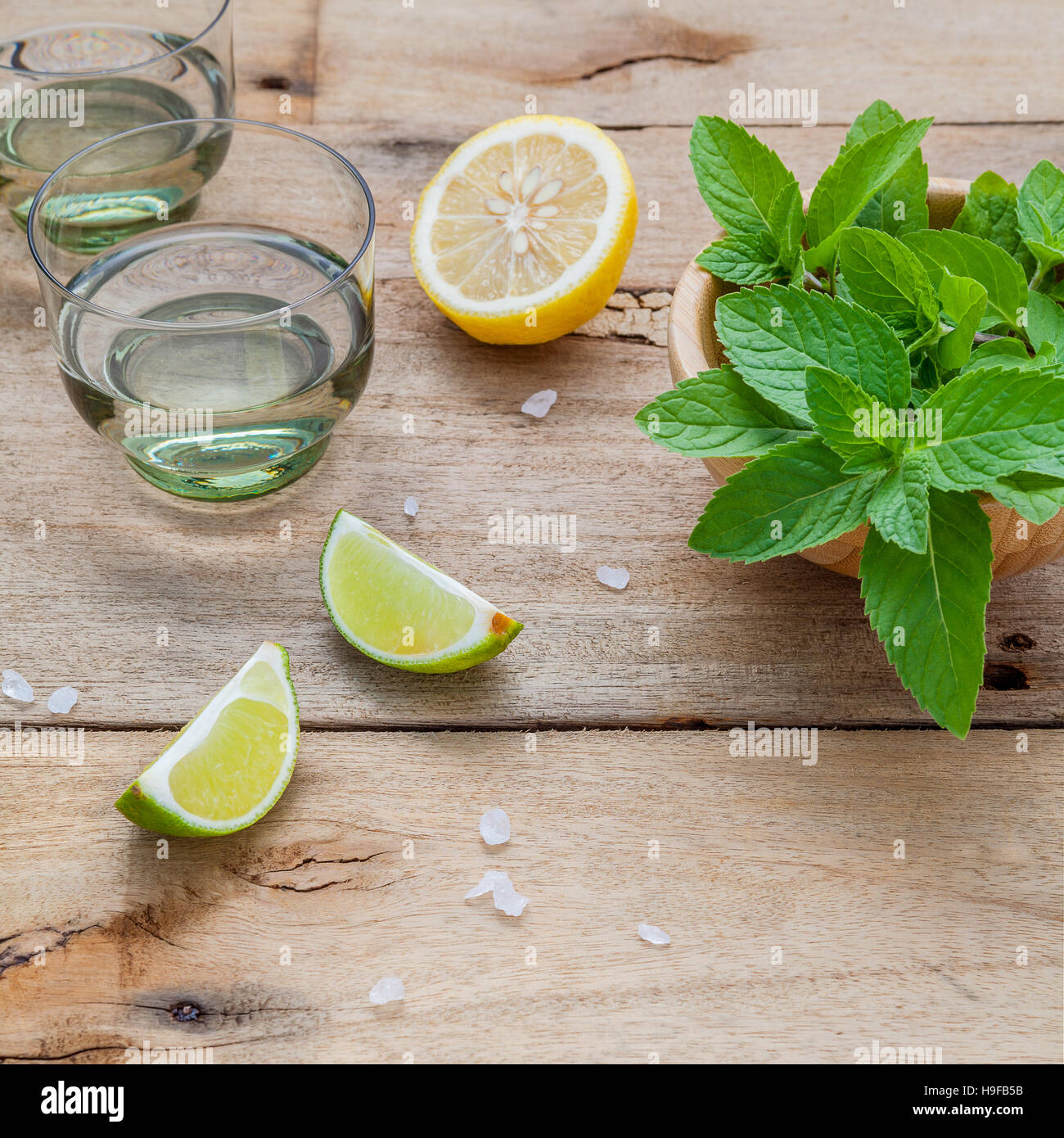 Ingredienti per rendere i mojito con foglie di menta, calce,limone e vodka Foto Stock