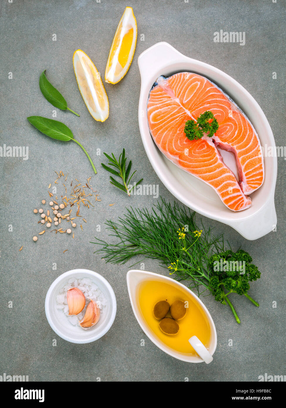 Materie filetto di salmone nella ciotola bianco con ingredienti olio di oliva , Foto Stock