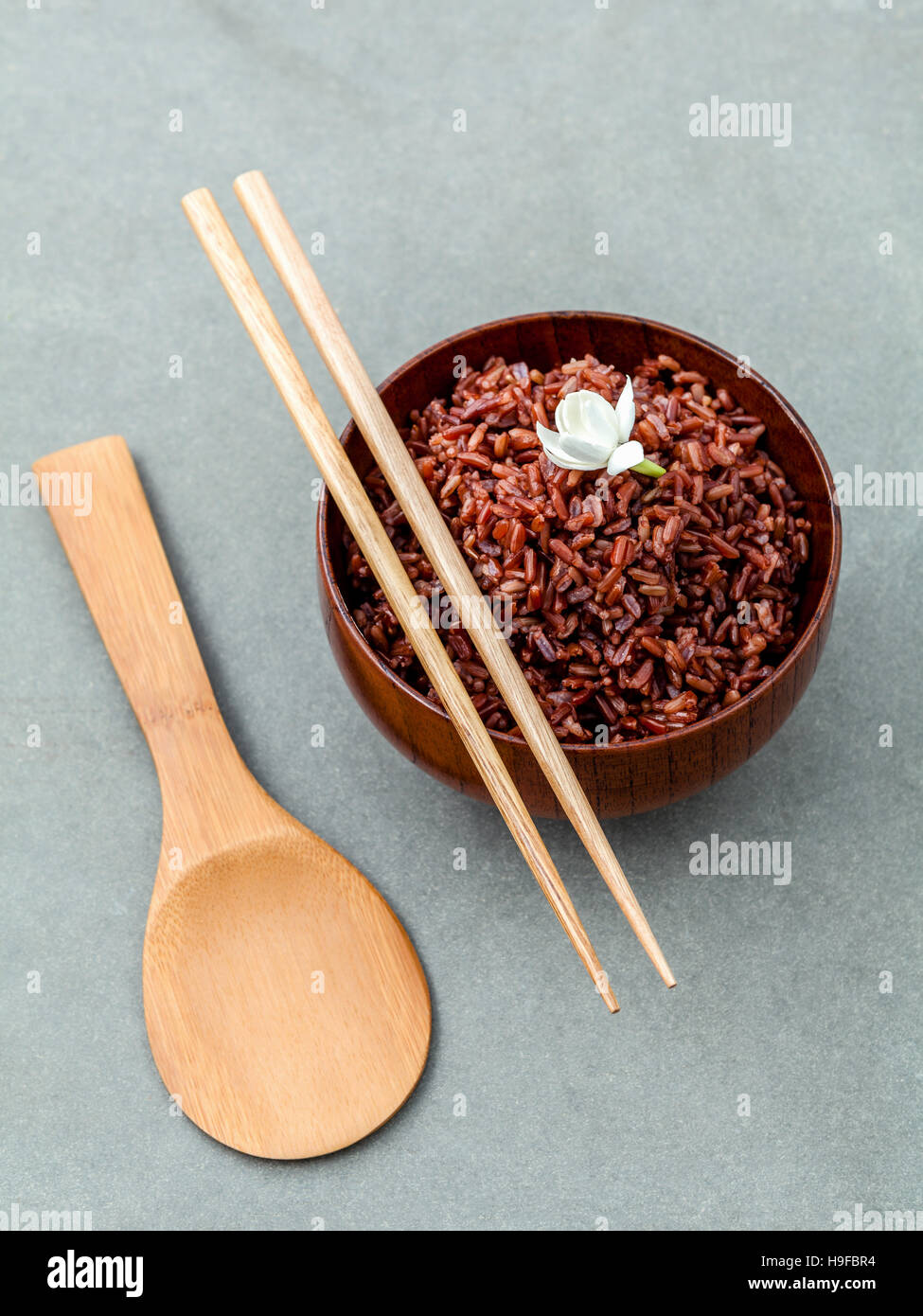 Tradizionale cotto a vapore il riso tailandese nella ciotola con il cucchiaio ad alto contenuto di fibre e Foto Stock