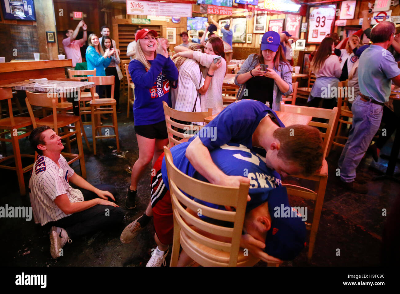 2 novembre 2016 - Bloomington, Indiana, Stati Uniti d'America: Chicago Cubs ventole celebrare a Nick capanna inglese dopo che la squadra di baseball ha vinto la World Series contro i Cleveland Indians la rottura di un 108 anni di maledizione. Il Chicago Cubs ultimo ha vinto la World Series nel 1908. Foto Stock