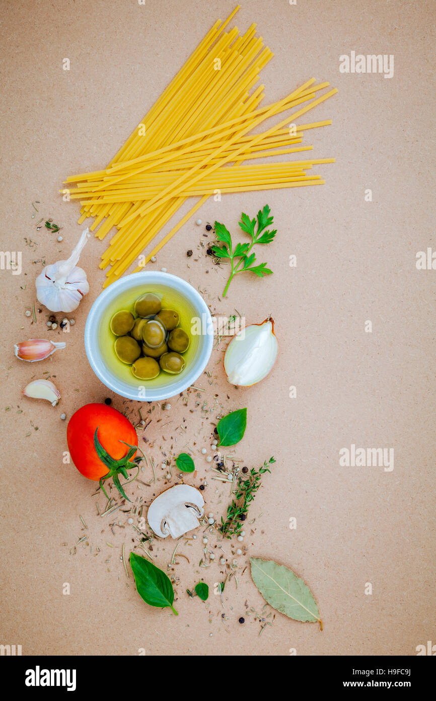 Il cibo italiano concetto pasta con verdure olio di oliva insaporito wi Foto Stock