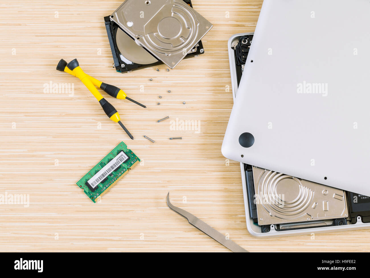 Supporto tecnico di parte di aggiornamento e fissaggio di laptop. Foto Stock