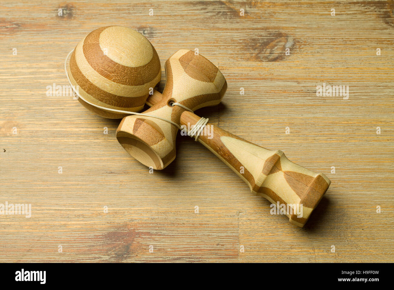 Kendama marrone su un tavolo di legno Foto Stock