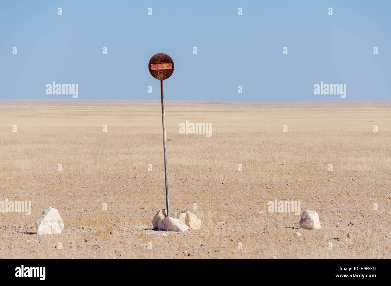 Nessuna voce o passaggio vietato firmare nel mezzo del deserto del Namib isolato nella parte anteriore del cielo blu Foto Stock