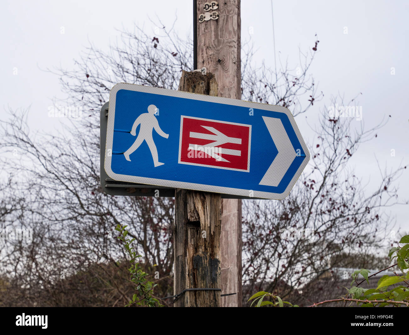 Sentiero segno accanto al Guiseley stazione ferroviaria che si trova sulla West Yorkshire Metro Wharfedale linea. Foto Stock