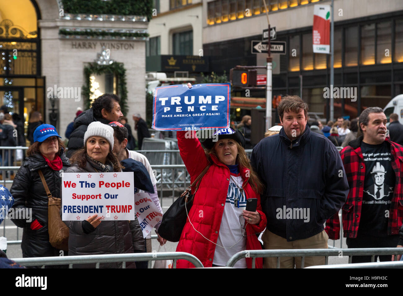 New York, Stati Uniti d'America - 20 Novembre 2016: un gruppo di Donald Trump i sostenitori sulla Quinta Avenue di fronte al Trump Tower a Manhattan Foto Stock