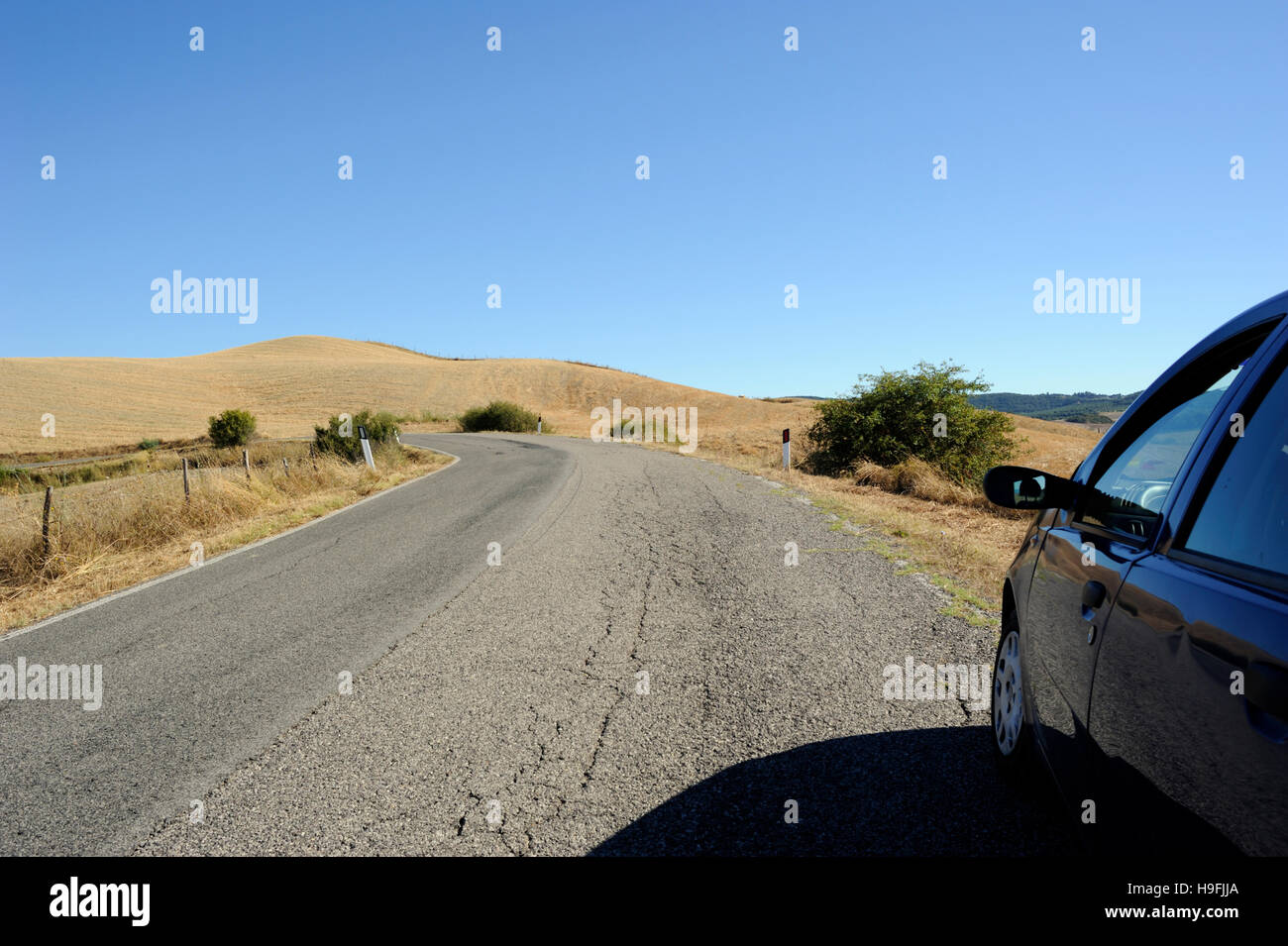 Italia, Toscana, Creta Senesi, auto su strada di campagna Foto Stock