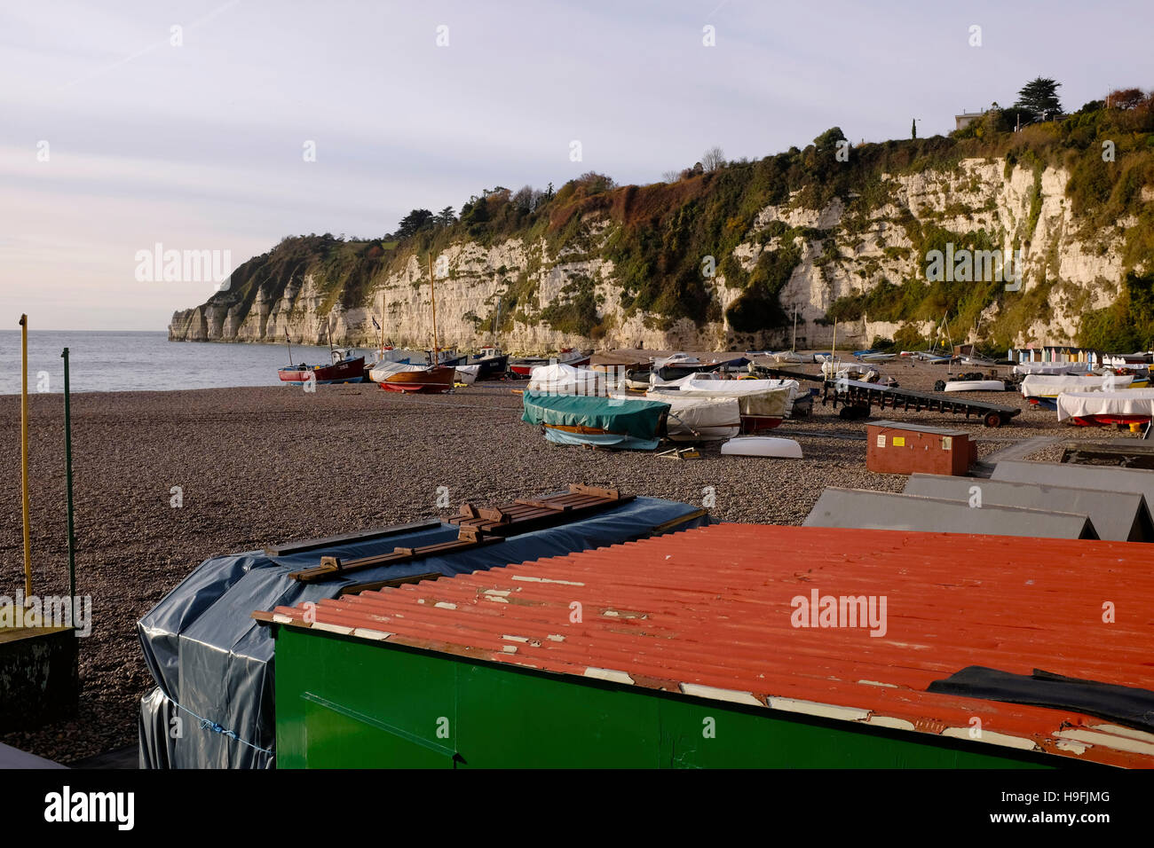 Barche da pesca sulla spiaggia di Beer Devon West Country REGNO UNITO Foto Stock