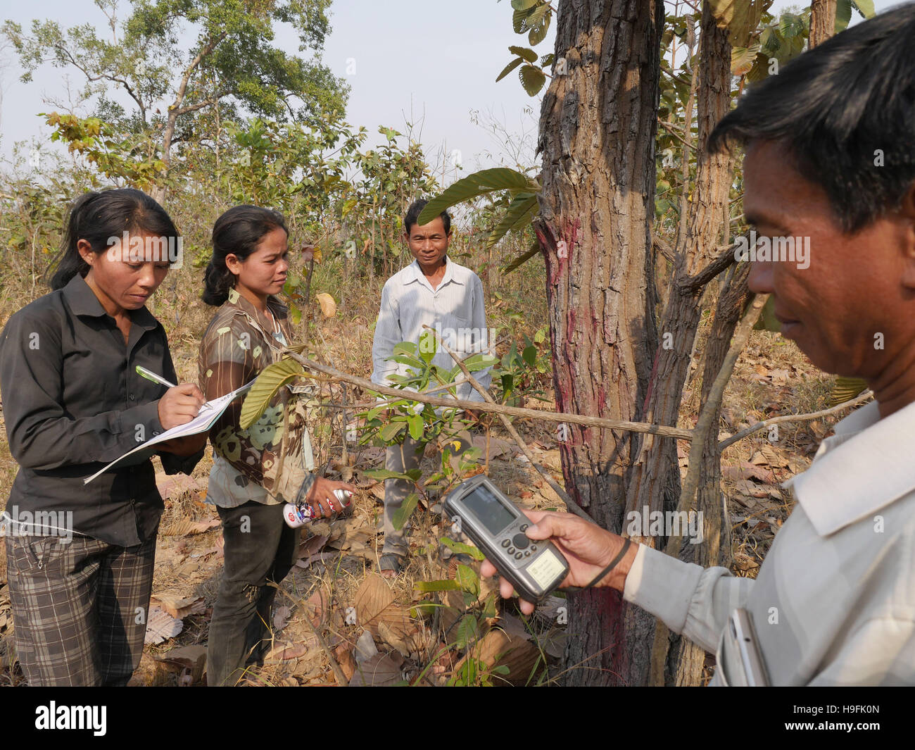 Cambogia, Stung Treng, Katot village, abitata da tribù Brao. Utilizzando il GPS per lavorare fuori i confini terrestri al fine di het una terra titolo dal governo. Sean Sprague foto Foto Stock