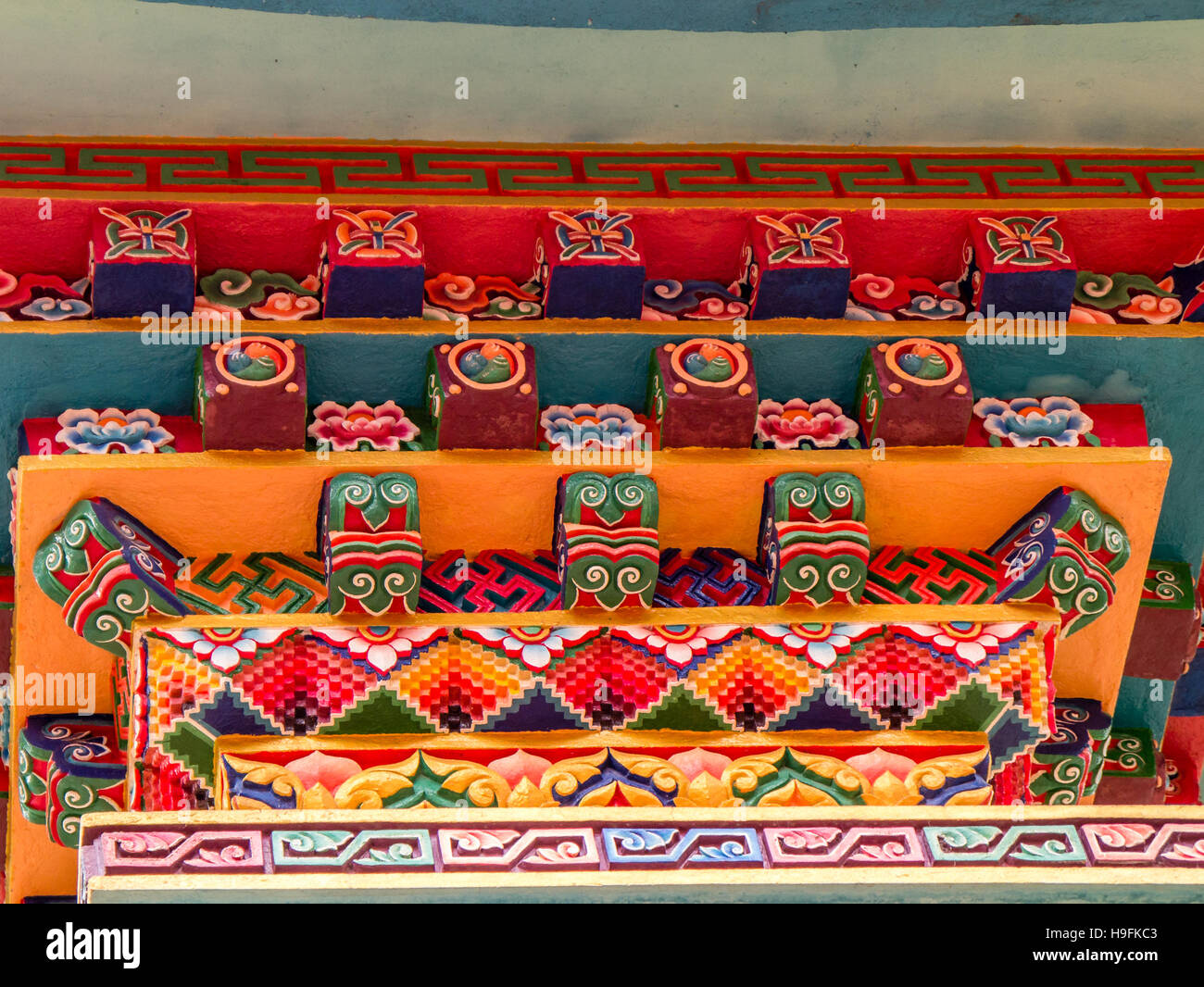 Close up colorato Tempio intagliato dettaglio in Nepal Foto Stock