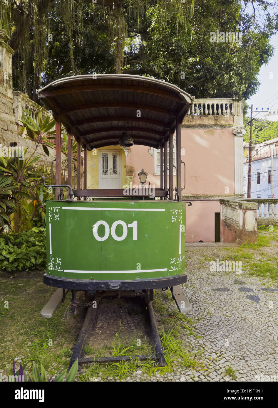 Il Brasile città di Rio de Janeiro Santa Teresa vista di un vecchio tram di fronte al centro civico culturale Laurinda Santos Lobo Foto Stock