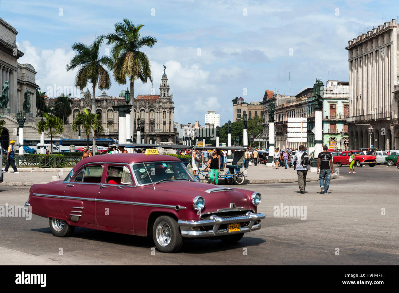 Le persone e le auto vecchie nel centro di Havana Foto Stock