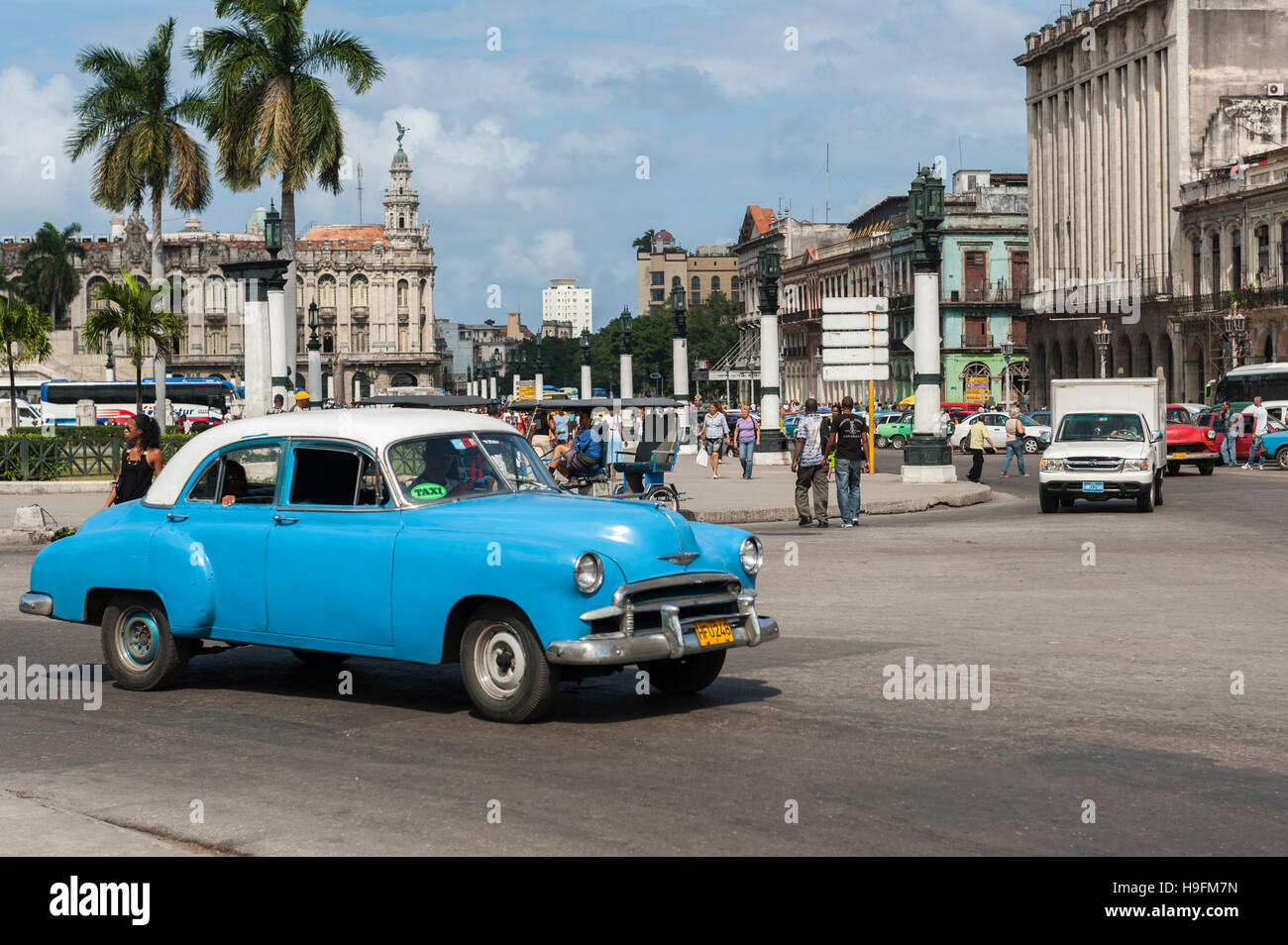 Le persone e le auto vecchie nel centro di Havana Foto Stock