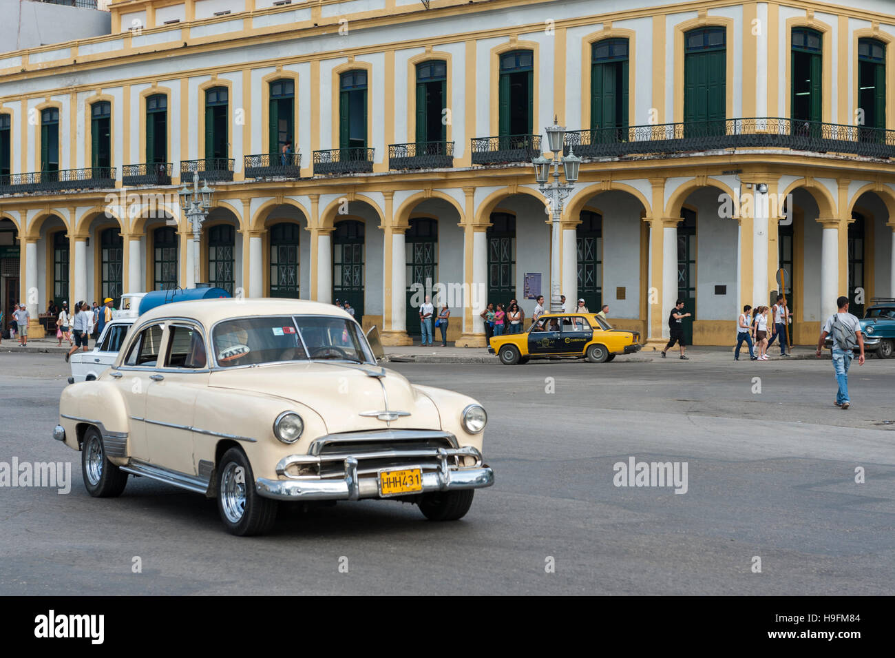 Le persone e le auto vecchie nel centro di Havana Foto Stock