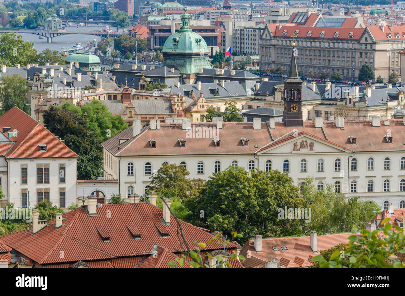 Antenna o rock vista sopra la città storica di Praga nella Repubblica Ceca Foto Stock