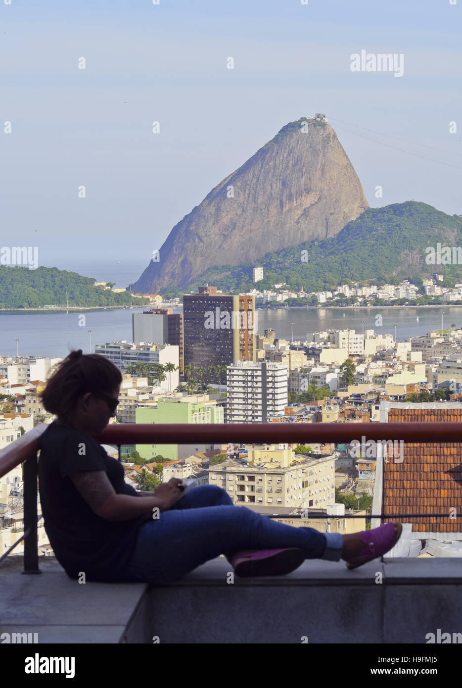 Il Brasile città di Rio de Janeiro Santa Teresa quartiere vista su Catete e Flamengo verso Sugarloaf Mountain dal Parque Foto Stock