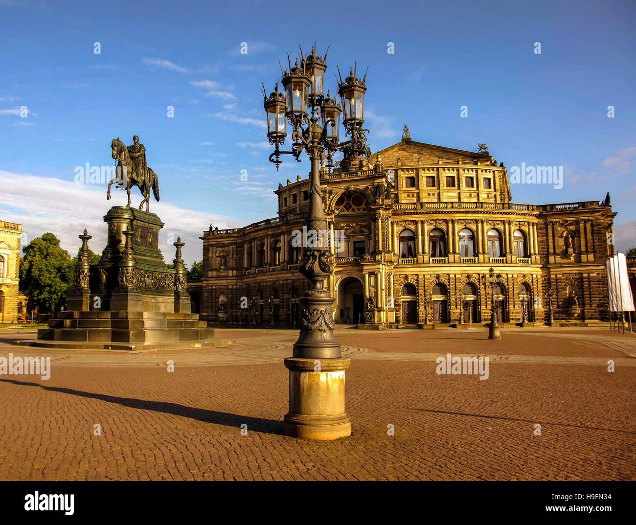 Teatro dell'opera di Dresda inizio mattinata estiva, Germania. Foto Stock