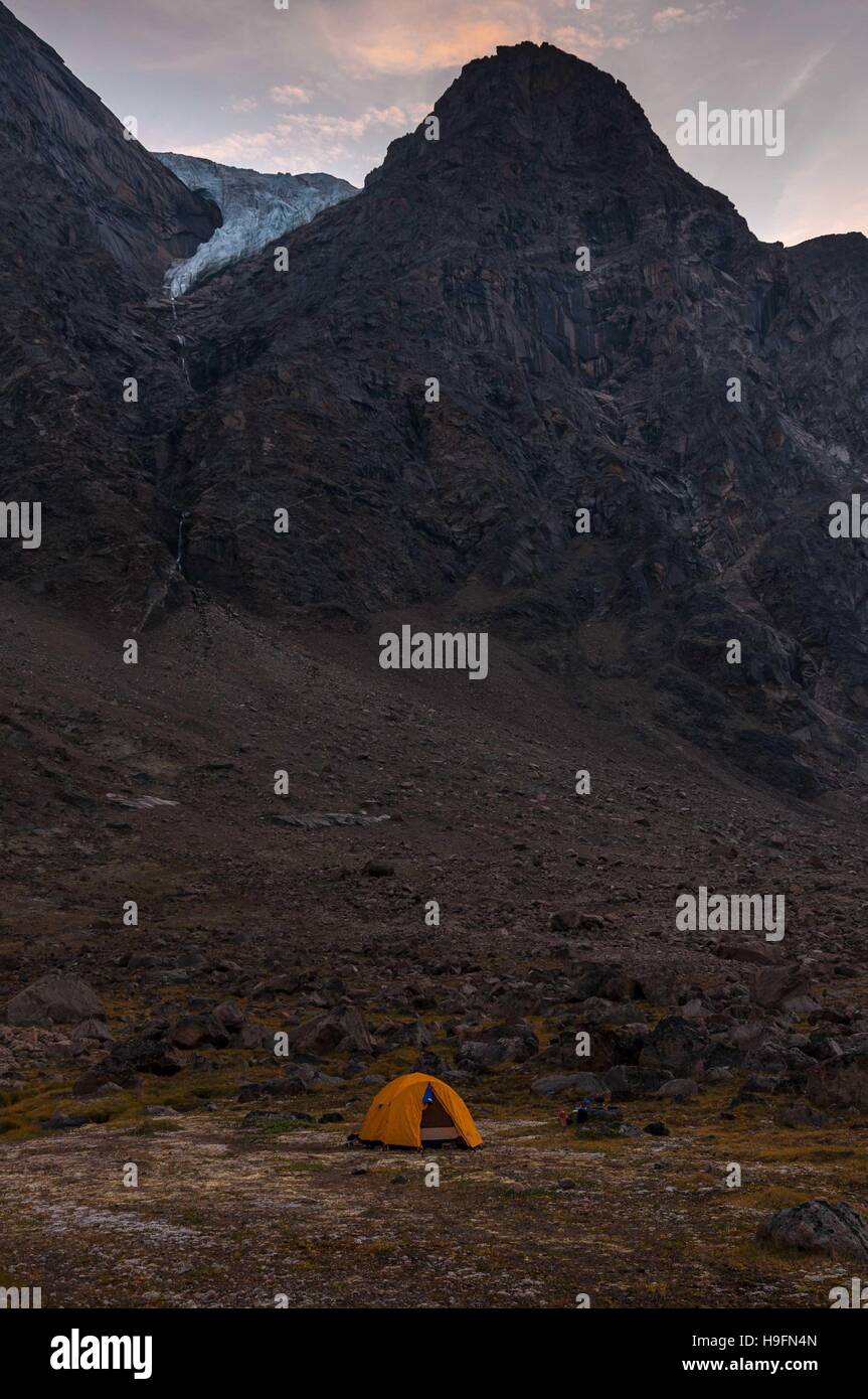 Campeggio base auyuittuq nel parco nazionale di paesaggio, Nunavut, Canada. 2/3 Foto Stock