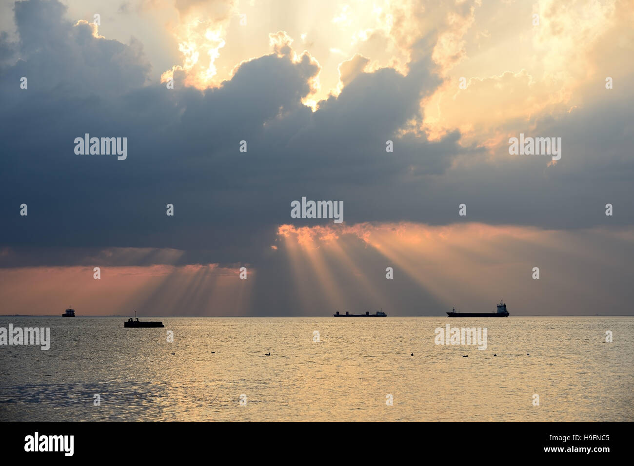 Tramonto nel porto di Trieste con cielo nuvoloso - Italia Foto Stock