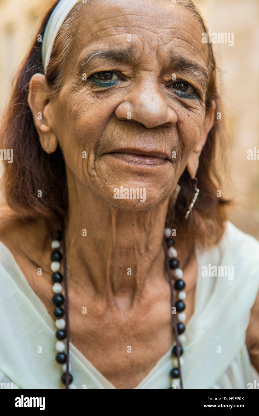 Le donne anziane gioca domino su strada vecchia Havana, La Habana, Cuba Foto Stock