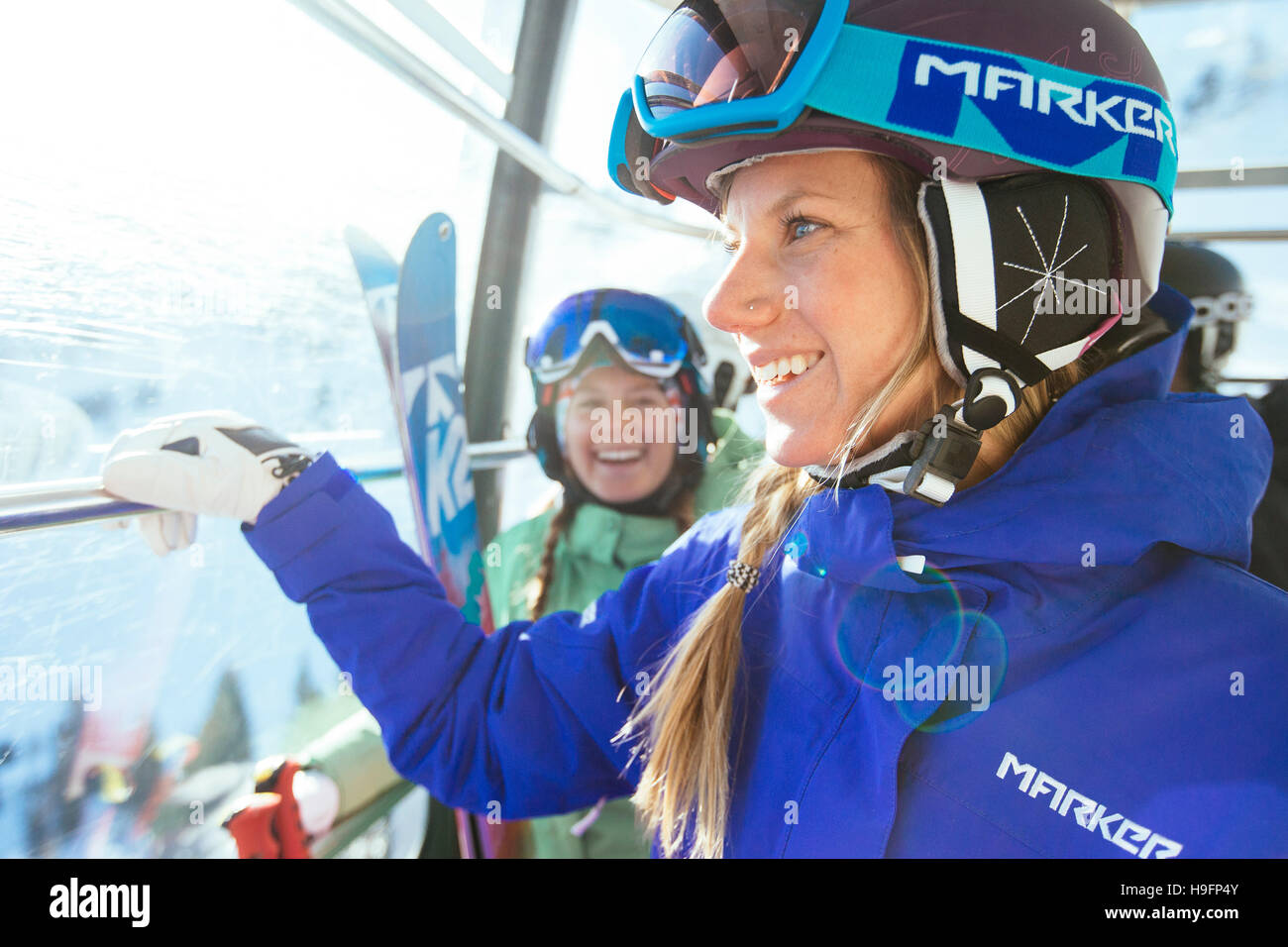 Una donna sorridente e felice come lei cavalca le Snowbird tram. Foto Stock