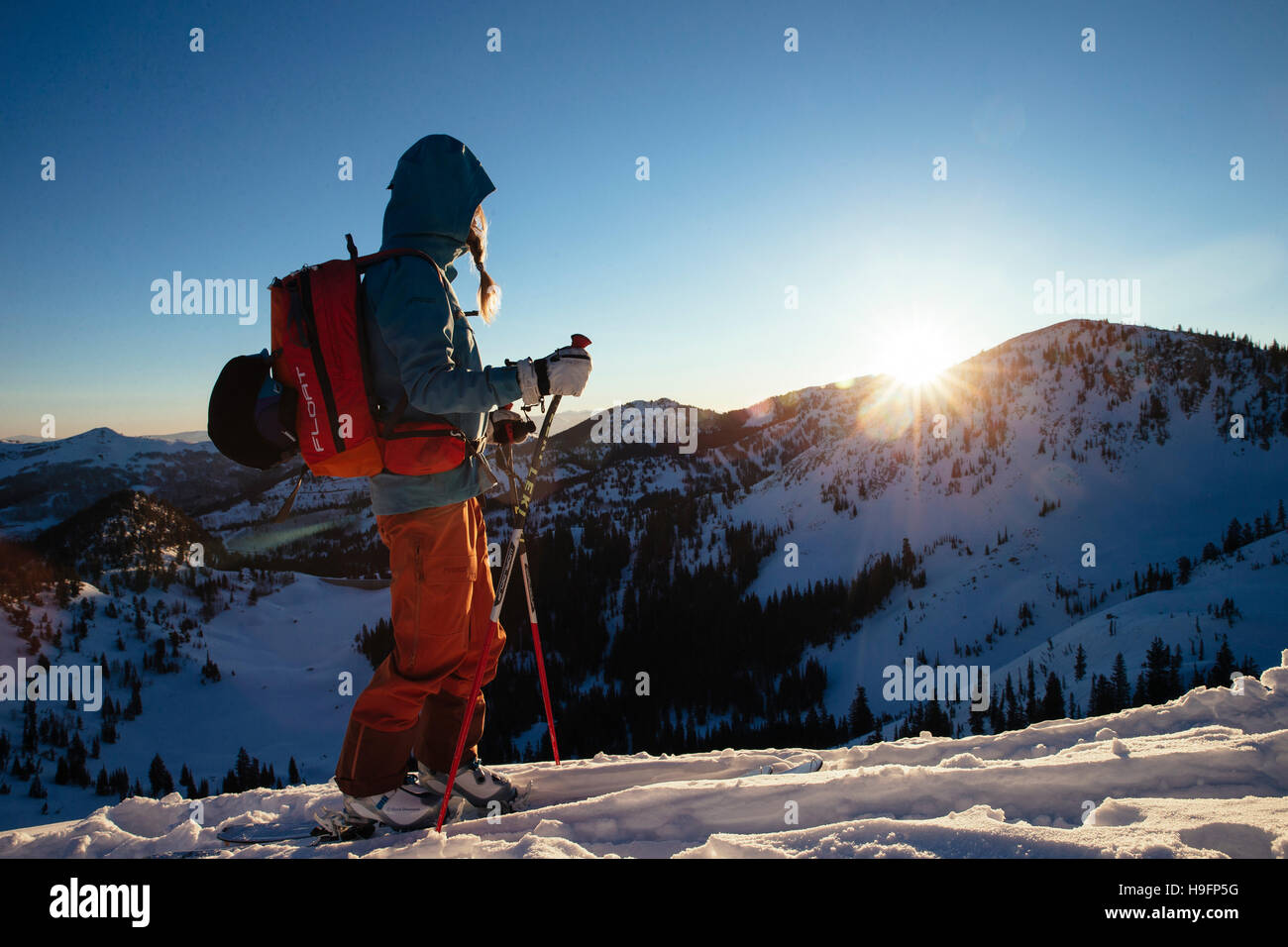 Una donna backcountry sciare nelle montagne Wasatch. Foto Stock