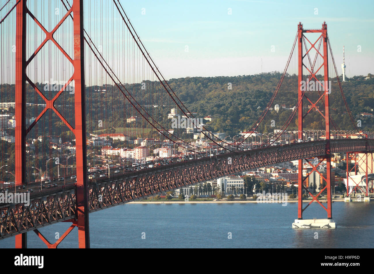 Vista del 25 de Abril ponte sul fiume Tago a Lisbona; Portogallo; Europa Foto Stock