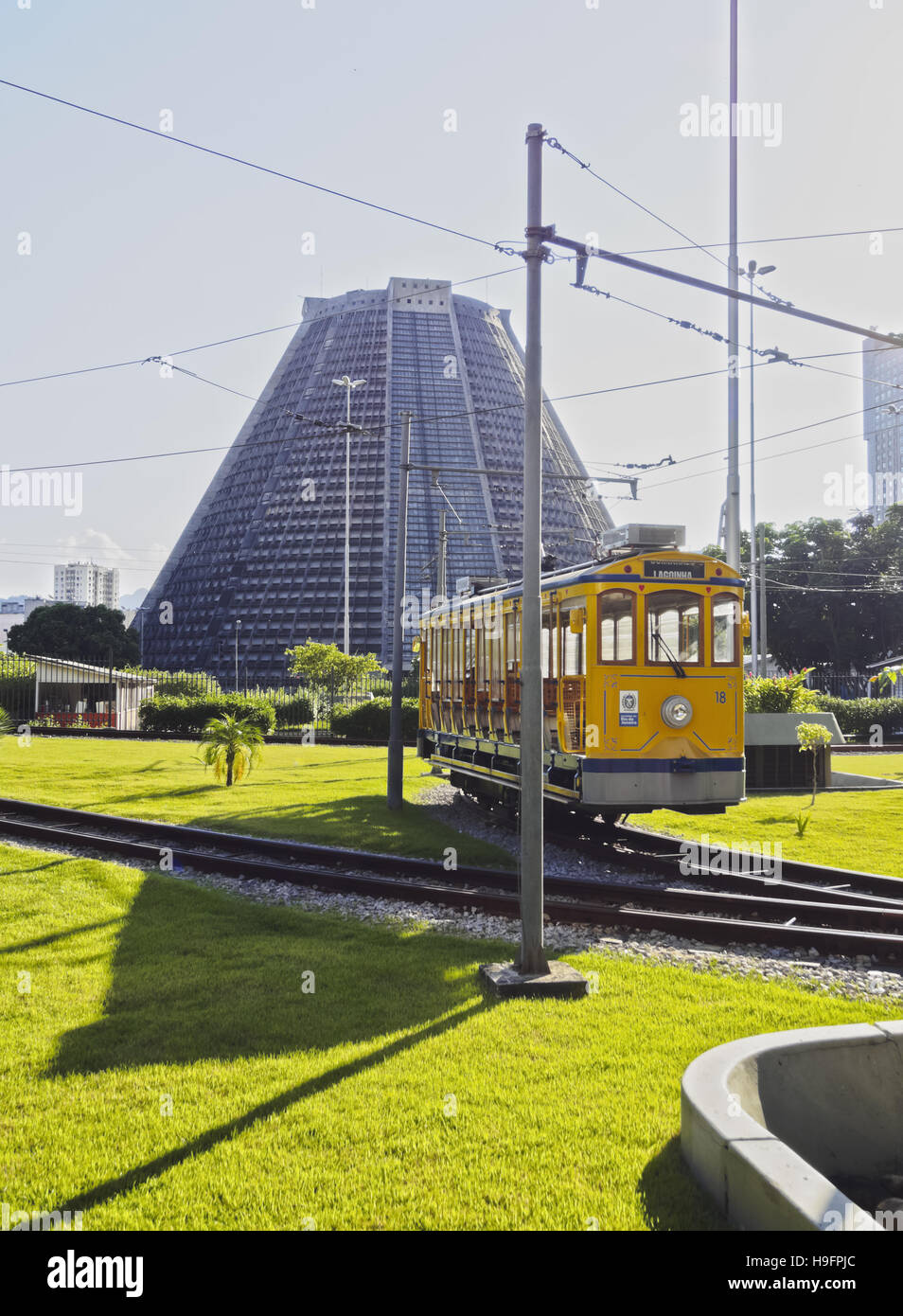 Il Brasile, la città di Rio de Janeiro, il Santa Teresa tram alla stazione di Carioca con Cattedrale Metropolitana in background. Foto Stock