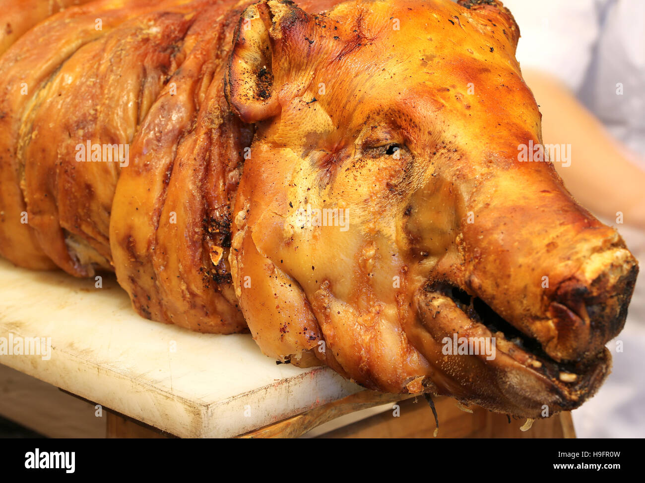 Grande arrosto di maiale con il grande naso in the rotisserie Foto Stock