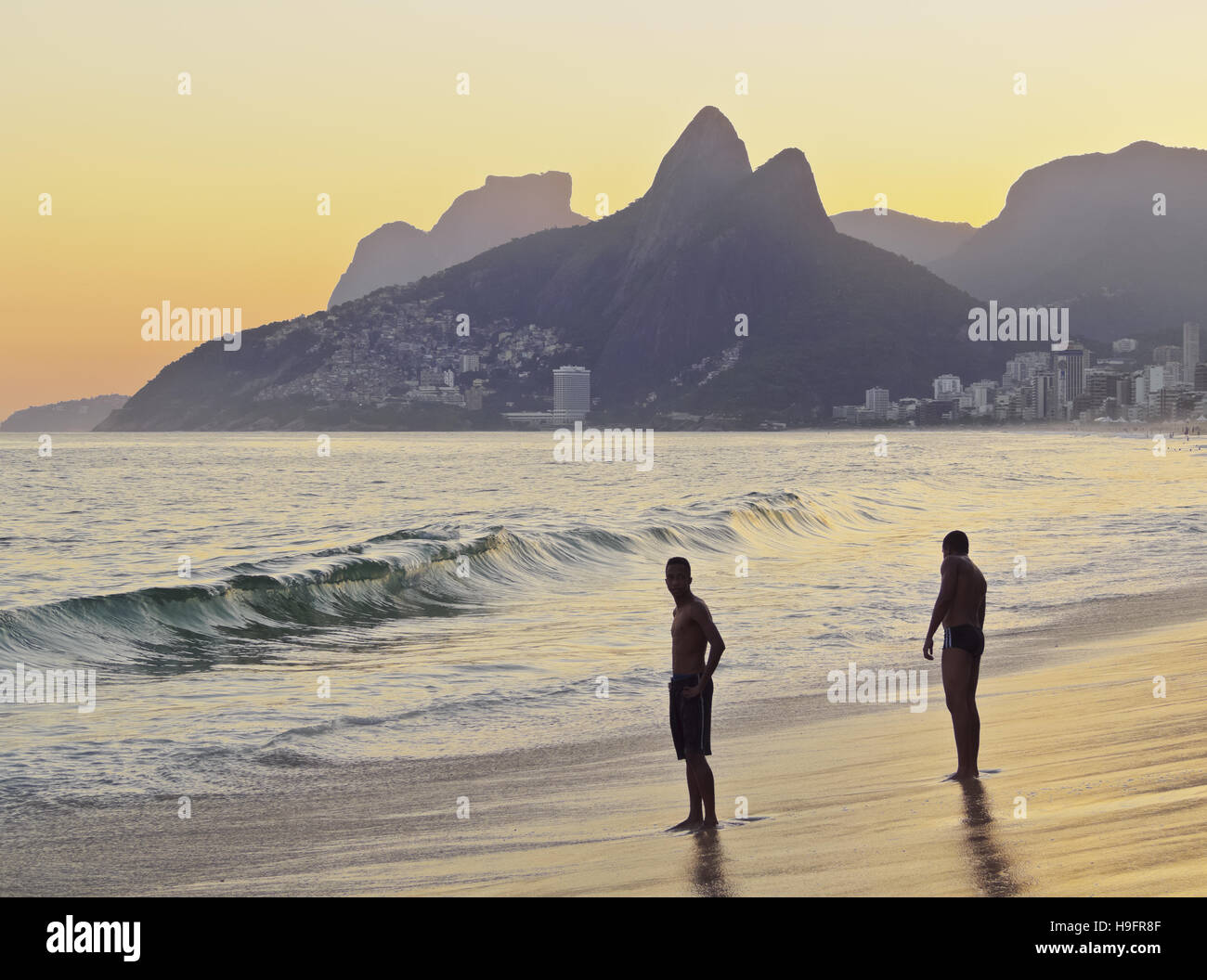 Il Brasile, la città di Rio de Janeiro, la spiaggia di Ipanema e Morro Dois Irmaos durante il tramonto. Foto Stock