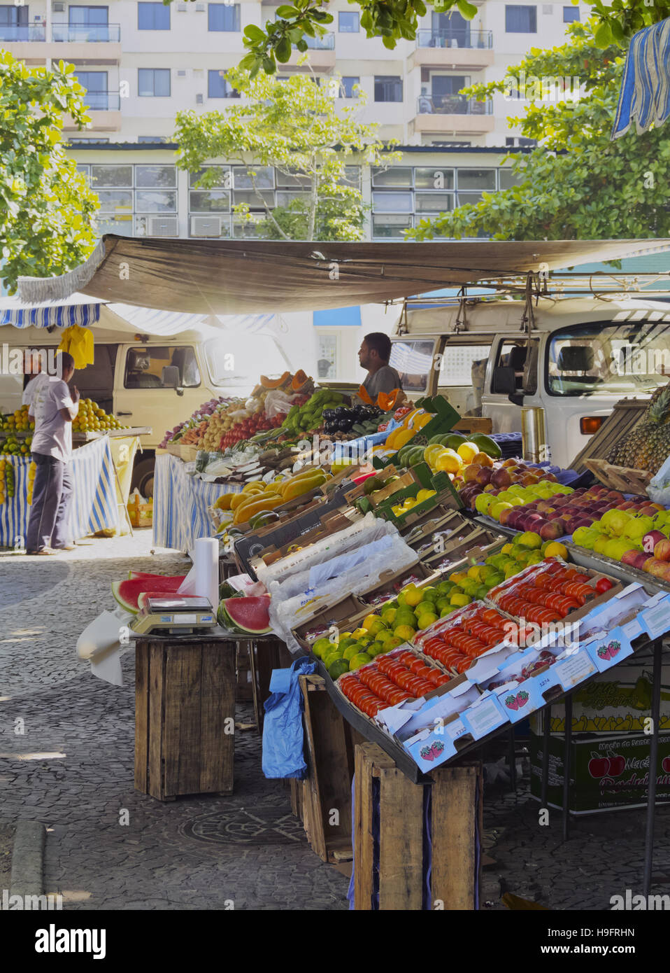 Il Brasile, la città di Rio de Janeiro, Leme, Settimanale cibi freschi di mercato. Foto Stock